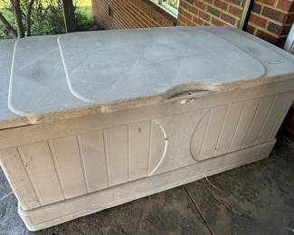 Suncast 99-Gallon Deck Box