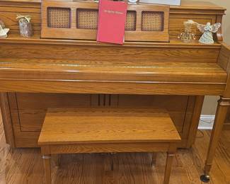 Yamaha M402 Oak Upright Piano