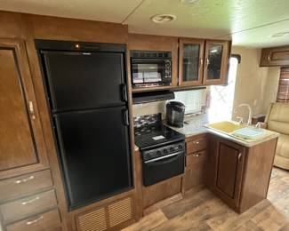 Kitchen is remarkably clean… The oven looks like it was never used.