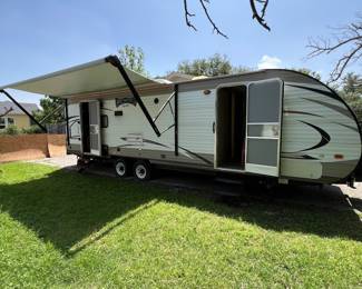 Has two separate injured stores on the awning side… Both lock one goes to the master the other one goes to the main common area.