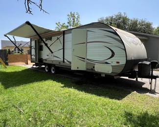 OK, let’s dive into this Wildwood… Whether you’re looking for a rad occasional vacation or you literally just wanna add a magic room that sleeps 5 to your house or property… this trailer is top notch!