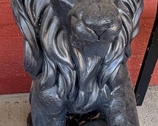 Medium weight larger outdoor resin Lion