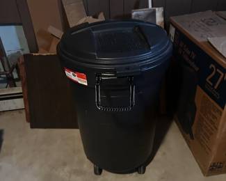 TRASH CAN
