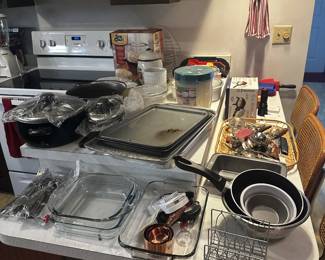 KITCHEN  BAKEWARE AND COOKWARE