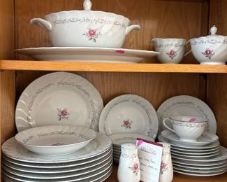 Fine China "Royal Swirl", Japan, 90+ Pcs.