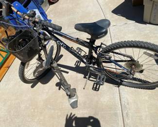 Schwinn Mesa Hybrid Bike, Helmet, And Pump