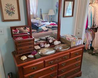 Broyhill dresser with mirror. 