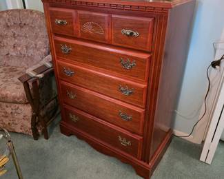 Broyhill Chest of Drawers. 
