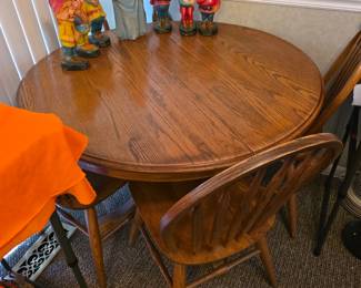 Beautiful solid oak kitchen table with 4 chairs. 