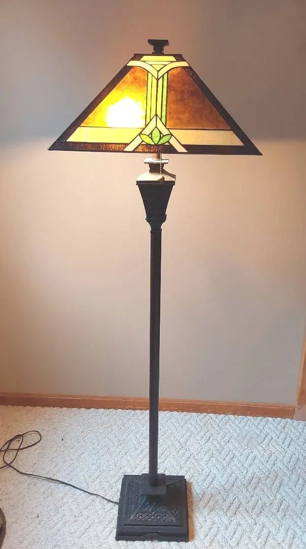  01 Arts And Crafts Style Stained Glass Standing Lamp