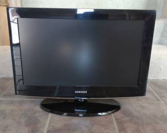 25 Inch Samsung TV With Stand