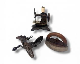 59 AntiqueSewingMachineSadIronCastIronApplePeeler