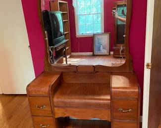 	#32		Art Deco waterfall vanity with etched mirror, (4) drawers, 2-piece (44 x 16.5 x 70)	 $ 200.00 																							