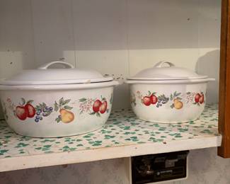 	#62		CorningWare coordinates lidded casserole set, includes 2.5 qt and 1.5 qt (4 pieces total)	 $ 30.00 																						