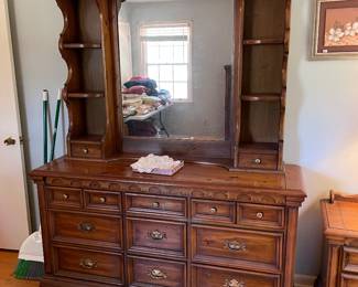 	#29		Bassett 9-drawer dresser with attached hutch (3 shelves, 2 drawers, 63 x 19 x 33–80)	 $ 175.00 																							