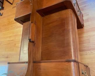 	#32		Art Deco waterfall vanity with etched mirror, (4) drawers, 2-piece (44 x 16.5 x 70)	 $ 200.00 																							