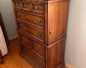 	#27		Bassett 5-drawer dresser (39 x 19 x 54.5)	 $ 165.00 																							