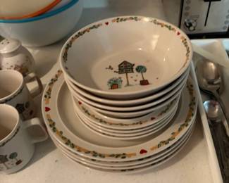 	#64		Thomson Pottery “Birdhouse” pattern 16 piece set including 4 dinner plates (10"), 4 cereal bowls, 4 mugs, 4 dessert plates (6.75")	 $ 40.00 																							