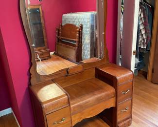 	#32		Art Deco waterfall vanity with etched mirror, (4) drawers, 2-piece (44 x 16.5 x 70)	 $ 200.00 																							