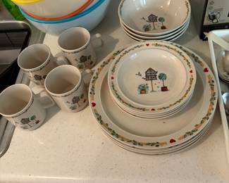 	#64		Thomson Pottery “Birdhouse” pattern 16 piece set including 4 dinner plates (10"), 4 cereal bowls, 4 mugs, 4 dessert plates (6.75")	 $ 40.00 																							