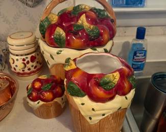 	#62		CorningWare coordinates lidded casserole set, includes 2.5 qt and 1.5 qt (4 pieces total)	 $ 30.00 																							