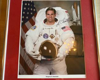 	#83	KW	Vintage NASA Space Shuttle memorabilia lot (6 pieces, signed photo + patches + pins including STS-26, Endeavour, Challenger, booster, etc.)	 $ 80.00 																							