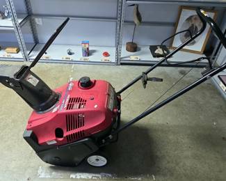 Honda HS520 Gas Powered 4 Stroke Snowblower With 20" Clearing Width