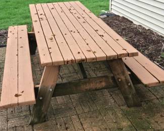 Picnic table