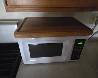 Microwave (basement kitchen)