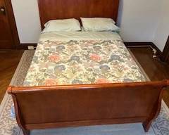 Queen size sleigh bed