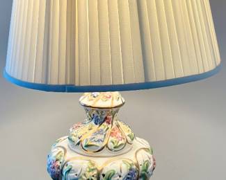 ANTIQUE CAPODIMONTE PORCELAIN LAMP w/BRASS BASE