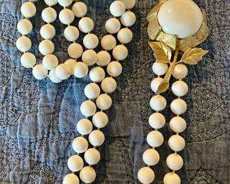 FAUX PEARL NECKLACE wFLOWER CLUTCH