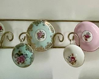 TEA CUPS/SAUCERS, RACK