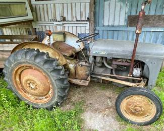 950  FERGUSON T020 TRACTOR - *RUNS!    ***AVAILABLE FOR PRE-SALE PURCHASE
