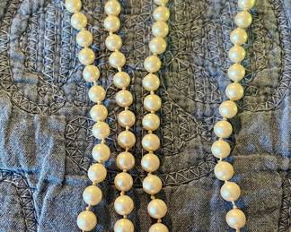 FAUX PEARL NECKLACE w/ORNATE CLASP