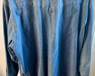 VINTAGE WRANGLER DENIM SHIRT WITH PEARLIZED SNAPS