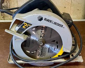 BLACK & DECKER 2 1/8 HP CIRCULAR SAW