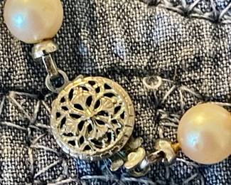 FAUX PEARL NECKLACE w/ORNATE CLASP
