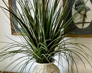WICKER VASE w/GREEN GRASS