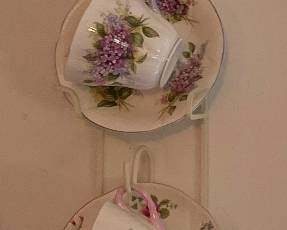 TEA CUPS/SAUCERS, RACK