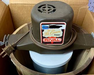 CEDAR BUCKET ICE CREAM FREEZER