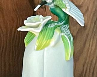 VINTAGE 2000 AVON "HUMMINGBIRD AND FLOWER" BELL FIGURINE