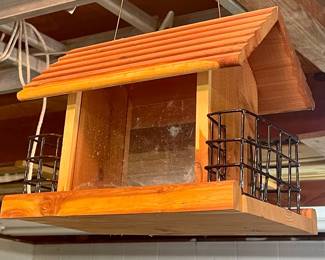 CEDAR BIRD FEEDER