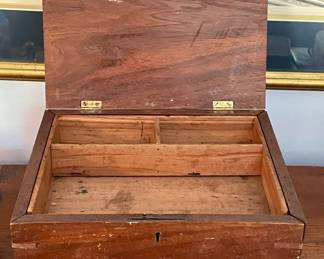 ANTIQUE DOVE-TAIL BOX  -  NO KEY