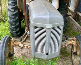 950  FERGUSON T020 TRACTOR - *RUNS!    ***AVAILABLE FOR PRE-SALE PURCHASE