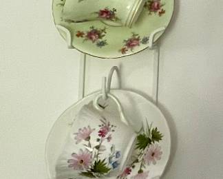 TEA CUPS/SAUCERS, RACK