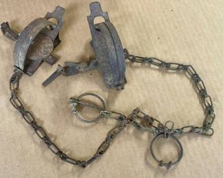 VINTAGE, RUSTY METAL ANIMAL LEG-HOLD TRAPS