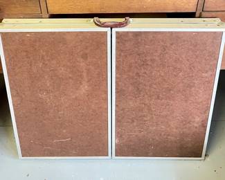 VINTAGE TRI-FOLD TABLE