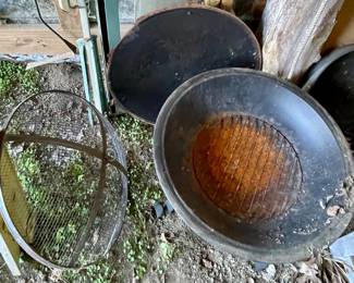 FIRE PIT WITH CUSTOM-MADE RAIN COVER/LID
