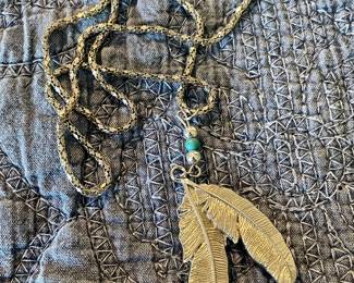 NECKLACE w/FEATHERS PENDANT